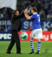 Fussball CHL  Saison 2010/2011: Trainer Ralf Rangnick jubelt nach dem Tor zum 2:1 mit Benedikt Hoewedes (FC Schalke 04)