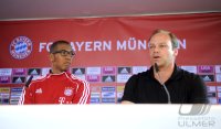 Fussball 1. Bundesliga:   Jerome Boateng mit Sportdirektor Christian Nerlinger (v. li., FC Bayern Muenchen)