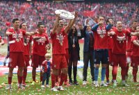 Fussball, 1. Bundesliga  Saison 13/14: Jubel FC Bayern Muenchen mit Schale