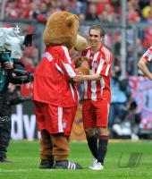 Fussball 1. Bundesliga: Philipp Lahm  (FCB) mit Maskottchen Berni