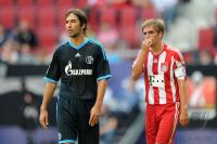 Fussball Supercup: Raul (li, FC Schalke 04) gegen Philipp Lahm (re, FC Bayern Muenchen)