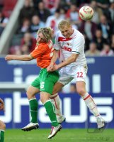 2. Fussball Bundesliga : Felix Klaus (li, Greuther Fuerth) gegen Lukas Sinkiewicz (re, FC Augsburg)