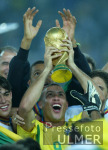 FUSSBALL Weltmeisterschaft  JUBEL;  Brasilien Ronaldo mit WM-Pokal