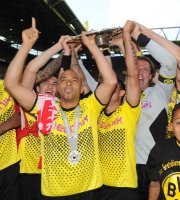 Fussball 1. Bundesliga : Nuri Sahin, Dede, Torwart Roman Weidenfeller (v. li., Borussia Dortmund)  jubel mit Schale