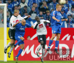 Fussball 1. Bundesliga: Schalke - Bielefeld,  Zweikampf
