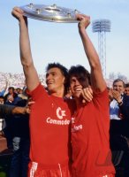Fussball Augenthaler, Matthaeus, Scherer mit Meisterschale.