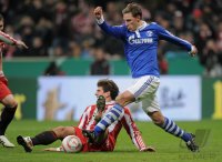 Fussball DFB Pokal 10/11 : Enttaeuschung FC Bayern Fans, Van Gaal  raus Plakat