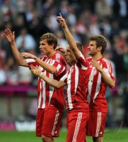 Fussball 1. Bundesliga :  Holger Badstuber,  Arjen Robben, Thomas Mueller (v.li., FC Bayern Muenchen)