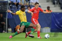 Fussball International Testspiel: Henri Bedimo (li, Kamerun) gegen Alexander Ryazantsev (re, Russland)