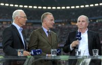 Fussball CHL  Saison 2011/2012: Ehren Praesident Franz Beckenbauer, Vorstandsvorsitzender Karl Heinz Rummenigge, Praesident Uli Hoeness (v. li., FC Bayern Muenchen)