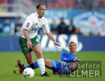 Fussball 1. Bundesliga: Bremen - Rostock, Zweikampf