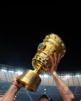Fussball: DFB Pokal Finale: DFB POKAL IN HAENDEN