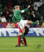 Fussball 1. Bundesliga: Bayer leverkusen - VFL Wolsburg, Zweikampf