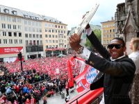 Fussball 1. Bundesliga  Meisterfeier FC Bayern Muenchen 14/15: David Alaba mit Schale