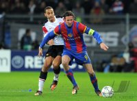 Fussball CHL  Saison 2011/2012: Jonny Evans (li, Manchester United FC) gegen Marco Streller (FC Basel)