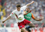Fussball 1. Bundesliga: Bremen - Hamburg, Zweikampf