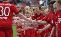 Fussball 1. Bundesliga Saison 14/15: FC Bayern Escortkids stehen Spalier
