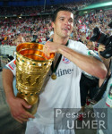Fussball DFB-POKAL: BAYERN - LAUTERN, BALLACK mit Pokal