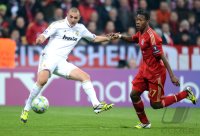 FUSSBALL INTERNATIONAL  CHL HALBFFINALE 11/12: Karim Benzema (li, Real Madrid) gegen David Alaba (FC Bayern Muenchen)