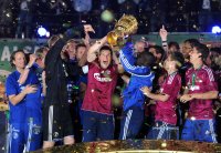 Fussball: DFB Pokal Finale: Torwart Manuel Neuer , Kyriakos Papadopoulos , Hans Sarpei (v. li., FC Schalke 04)