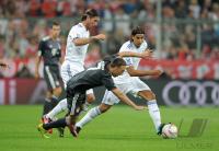 FUSSBALL Testspiel : SERGIO RAMOS (li, Real Madrid) gegen Franck Ribery (FC Bayern Muenchen) gegen SAMI KHEDIRA (re, Real Madrid)