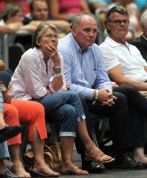 Basketball Nationalmannschaft 2011/2012 : Praesident Uli Hoeness (FC Bayern Muenchen) mit seiner Familie