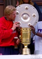 Fussball:   Oliver Kahn jubelt  mit Meisterschale und DFB Pokal