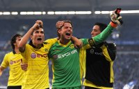 Fussball 1. Bundesliga : Nuri Sahin, Torwart Roman Weidenfeller, Lucas Barrios (v. li., Borussia Dortmund)