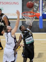 Basketball 1. Bundesliga 2011/2012:  Walter Tigers Tuebingen - New Yorker Phantoms Braunschweig