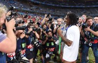 Fussball Europameisterschaft 2016 Finale: JUBEL Renato Sanches (Portugal) mit EM Pokal