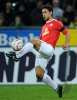Fussball: 1. Bundesliga Saison 2010/2011: Mainz, FATHI am Ball