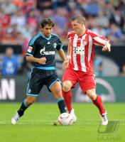 Fussball Supercup: Raul (li, FC Schalke 04) gegen Bastian Schweinsteiger (re, FC Bayern Muenchen)