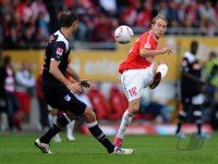 1. Fussball Bundesliga: Josip Simunic (li, TSG 1899 Hoffenheim) gegen Lewis Holtby (re, 1. FSV Mainz 05)