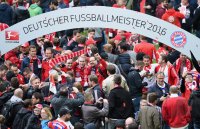 Fussball 1. Bundesliga Saison 15/16: Jubel FC Bayern Muenchen Fans im Innenraum der Allianz Arena