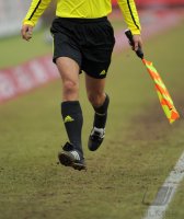 Fussball 1. Bundesliga, Saison 2011/2012:  Linienrichter mit Fahne an der Linie