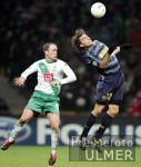 Fussball UCL: Bremen - Mailand, Zweikampf