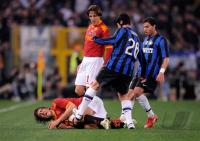 FUSSBALL SERIE A: Luca Toni (AS Rom) gegen Cristian Chivu (Inter)