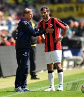 Fussball 1. Bundesliga :  Trainer Christoph Daum mit Hallil Altintop (v. li., Eintracht Frankfurt)