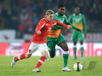 Fussball International:  Christoph Leitgeb (li, Oesterreich) gegen Christian N dri Koffi Romaric (Elfenbeinkueste)