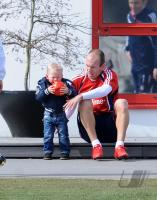 Fussball 1. Bundesliga :  Arjen Robben mit Sohn Luka und Vater Hans (FCB)