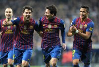 FUSSBALL International  COPA DEL REY  11/12:  JUBEL Cesc Fabregas (li.) mit Lionel Messi und Alexis Sanchez (v. li. Barca)