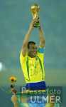 FUSSBALL Weltmeisterschaft  JUBEL;  Brasilien  Cafu mit WM-Pokal