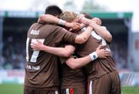 2. Fussball Bundesliga: Pauli Jubeltraube mit Fabian Boll, Bastian Oczipka, Marius Ebbers (v.li., Pauli)