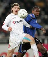 Fussball 1. Bundesliga: Moenchengladbach - Bielefeld, Zweikampf