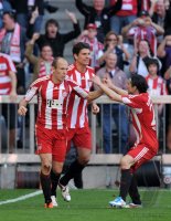 Fussball 1. Bundesliga : JUBEL nach dem TOR zum 1:0 mit  Arjen Robben, Mario Gomez, Danijel Pranjic (FC Bayern Muenchen)