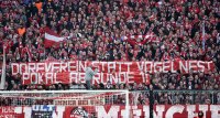 Fussball 1. Bundesliga Saison 15/16:  FC Bayern Muenchen Fans mit Anti Trainer Pep Guardiola Banner
