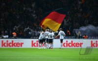 Fussball International WM Qualifikation 2014:  Das Team von GER jubelt vor einer Kicker Werbebande