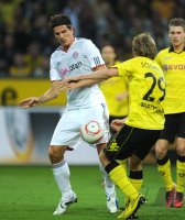 Fussball 1. Bundesliga : Mario Gomez (li, FC Bayern Muenchen) gegen Marcel Schmelzer (re, Borussia Dortmund)