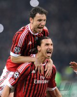 Fussball CHL  Saison 2011/2012: JUBEL mit Mark Van Bommel (li.) Zlatan Ibrahimovic (AC Mailand)