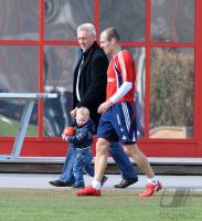 Fussball 1. Bundesliga :  Arjen Robben mit Sohn Luka und Vater Hans (FCB)